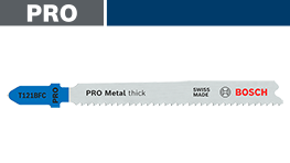 青いボッシュPRO金属用のノコギリ刃が白い背景に置かれています。