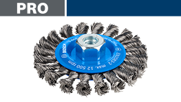 青いBosch Professionalワイヤーブラシが白い背景に置かれている。