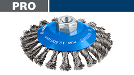 青いボッシュプロフェッショナルのワイヤーブラシが白い背景に置かれている。