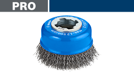 青いボッシュプロフェッショナルのワイヤーブラシが白い背景にあります。