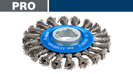 青いBosch Professionalワイヤーブラシが中央に置かれ、金属の毛が広がっている。