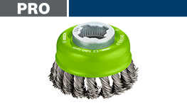 ボッシュプロの緑色のワイヤーブラシが白い背景に置かれています。