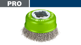 緑色のブラシヘッドが工具の上に置かれ、金属の毛が見える。